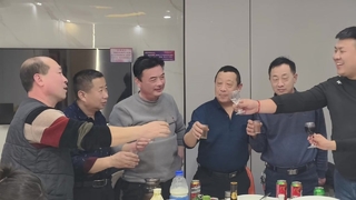 Angkat gelas, berikan penghormatan kepada semangat pengrajin, bergandengan tangan, dan memulai perjalanan baru bersama